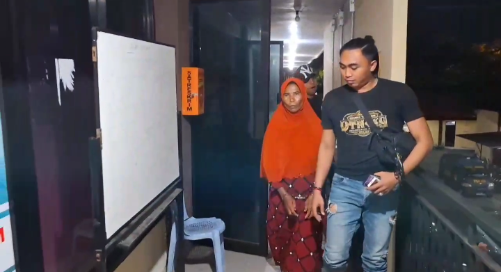 HUKUM: Tersangka Samu&rsquo;a digiring anggota satreskrim di Mapolres Sampang, Rabu (12/2). (HUMAS POLRES UNTUK JPRM)