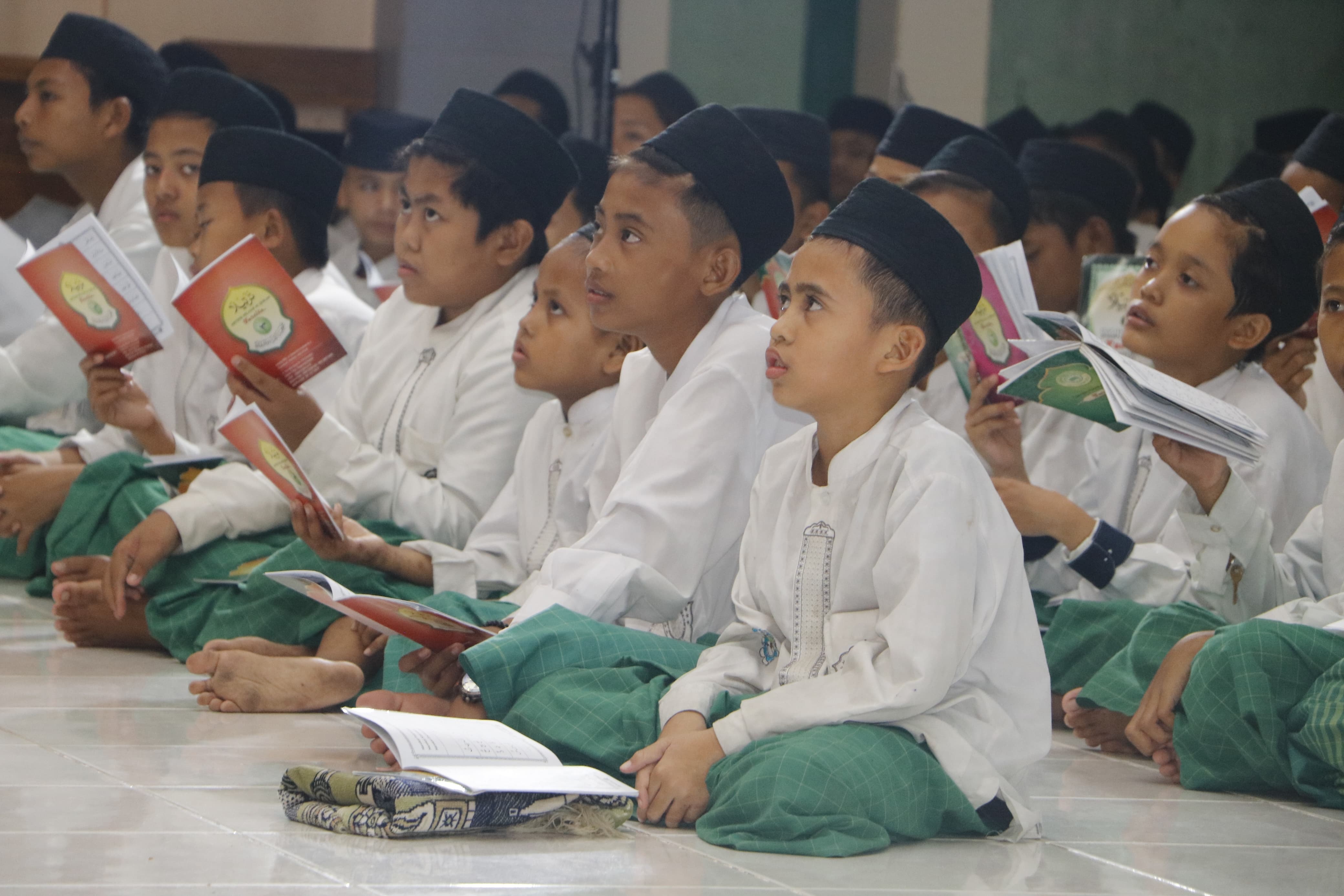 TEKUN: Sejumlah santri usia dini mengikuti kegiatan di kompleks pendidikan khusus anak-anak Ponpes Nurul Cholil Bangkalan. (NURUL CHOLIL UNTUK JPRM)