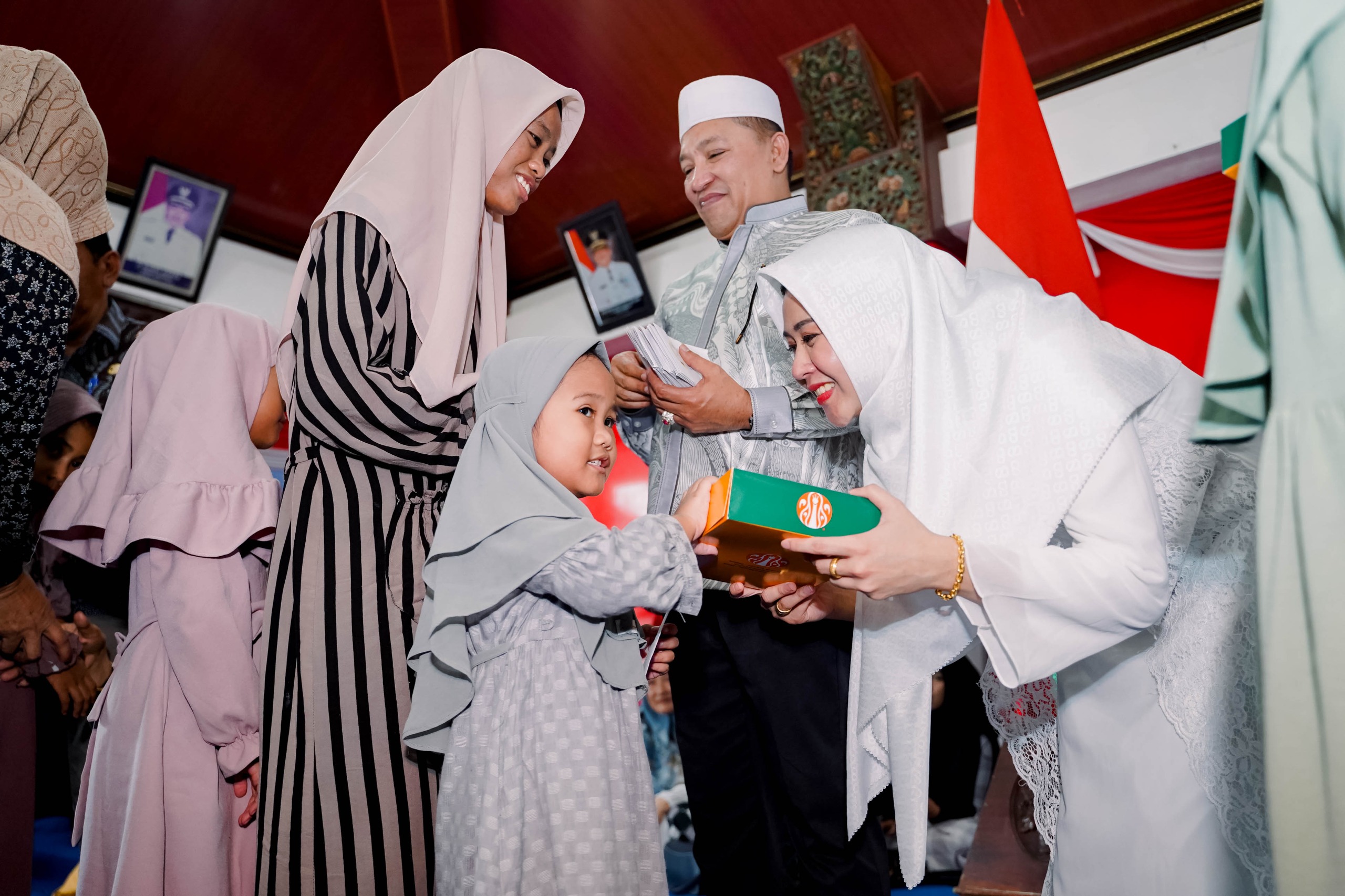 MURAH HATI: Bupati Sampang Slamet Junaidi (peci putih) bersama istri Selviana menyantuni anak yatim di Pendopo Trunojoyo Kabupaten Sampang, Kamis (27/3).