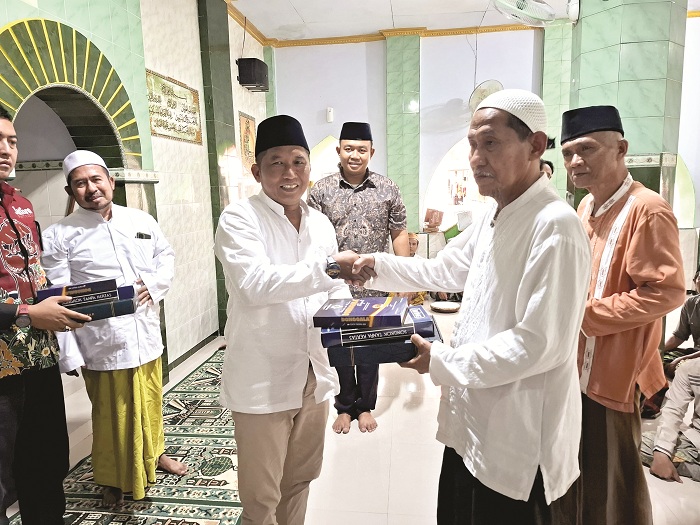 DERMAWAN: Ketua Said Abdullah Institute (SAI) Januar Herwanto memberikan bantuan kepada warga binaan di Rutan Kelas II-B Sumenep Jumat (28/3). (MOH. LATIF/JPRM)