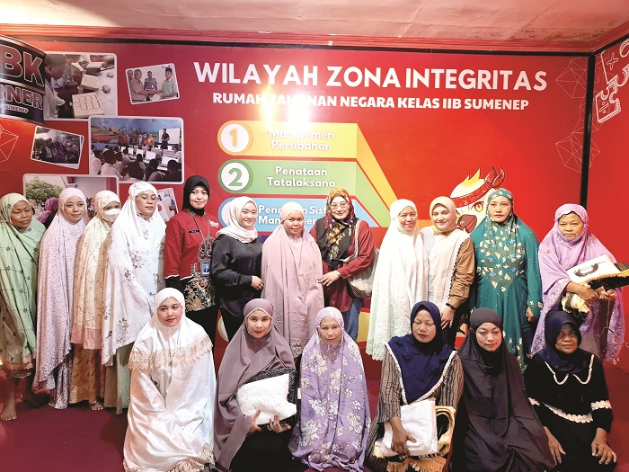 SEMRINGAH: Anggota Fraksi PDIP DPRD Jatim Indriani Yulia Mariska (baju hitam) berfoto bersama usai memberikan bantuan kepada warga binaan perempuan Rutan Kelas II-B Sumenep Jumat (28/3).