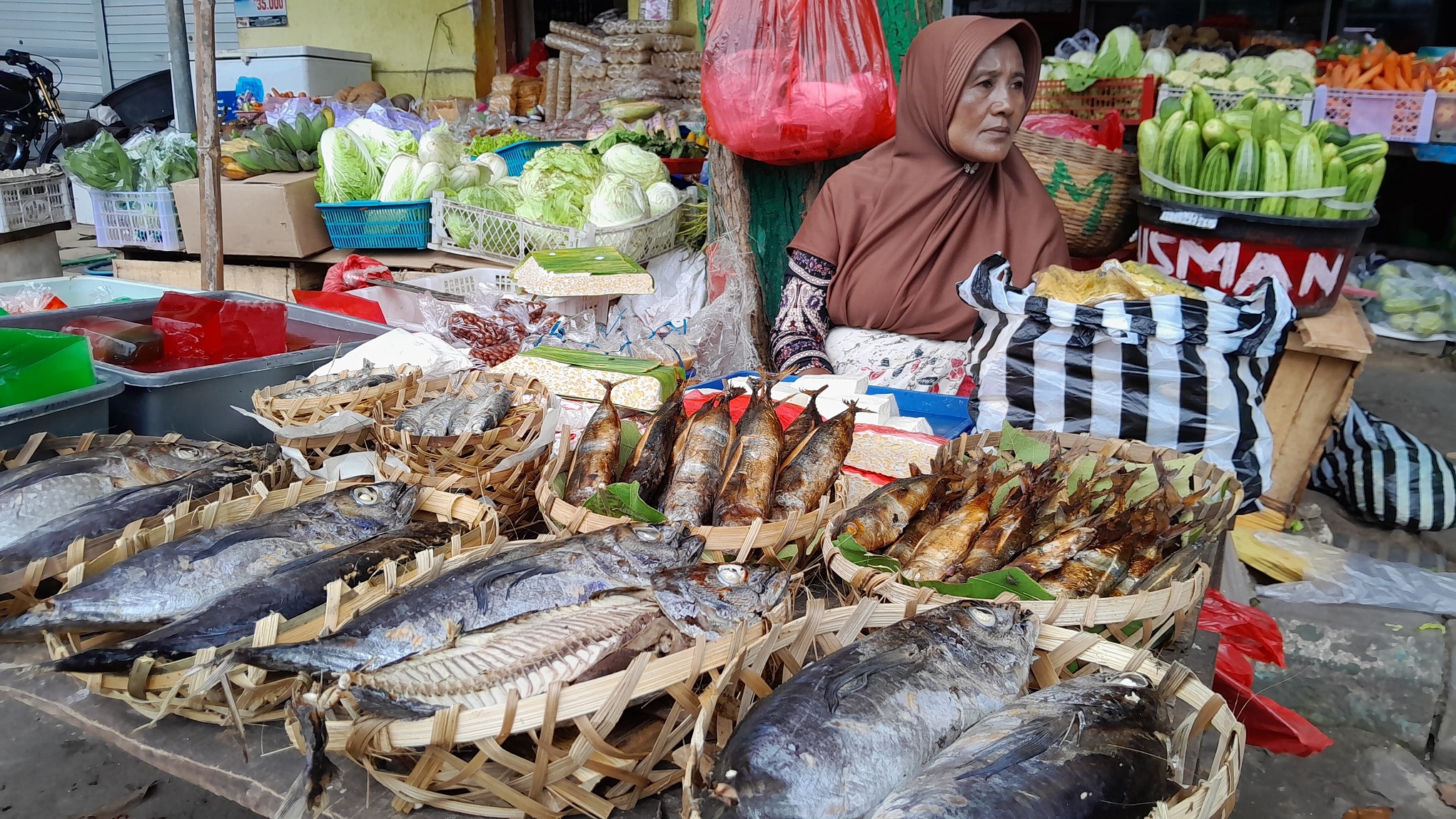 MENCARI REZEKI: Pedagang ikan berjualan di Pasar Sore, Jalan Kabupaten, Pamekasan, Rabu (26/3). (M. KHOLIL RAMLI/JPRM)