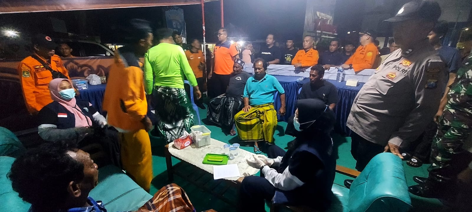 APES: Korban kecelakaan laut pemeriksaan medis di Pos Pengamanan Operasi Ketupat Semeru di Pulau Kangean, Kamis (27/3). (POLRES SUMENEP UNTUK JPRM)
