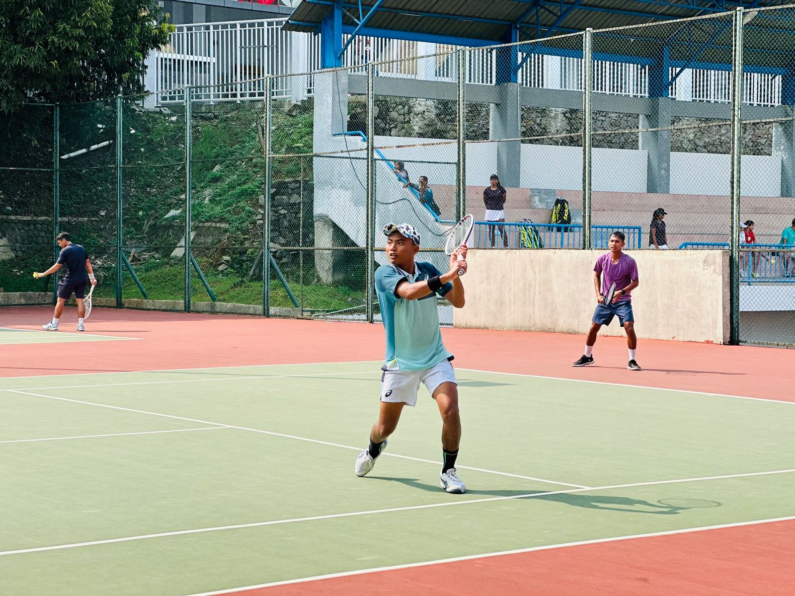 ANDALAN: Atlet Pelti Sampang Ari Fahresi saat berlaga di Tennis Open Tournament Jawa Tengah, Sabtu (4/5/2024). (PELTI UNTUK JPRM)