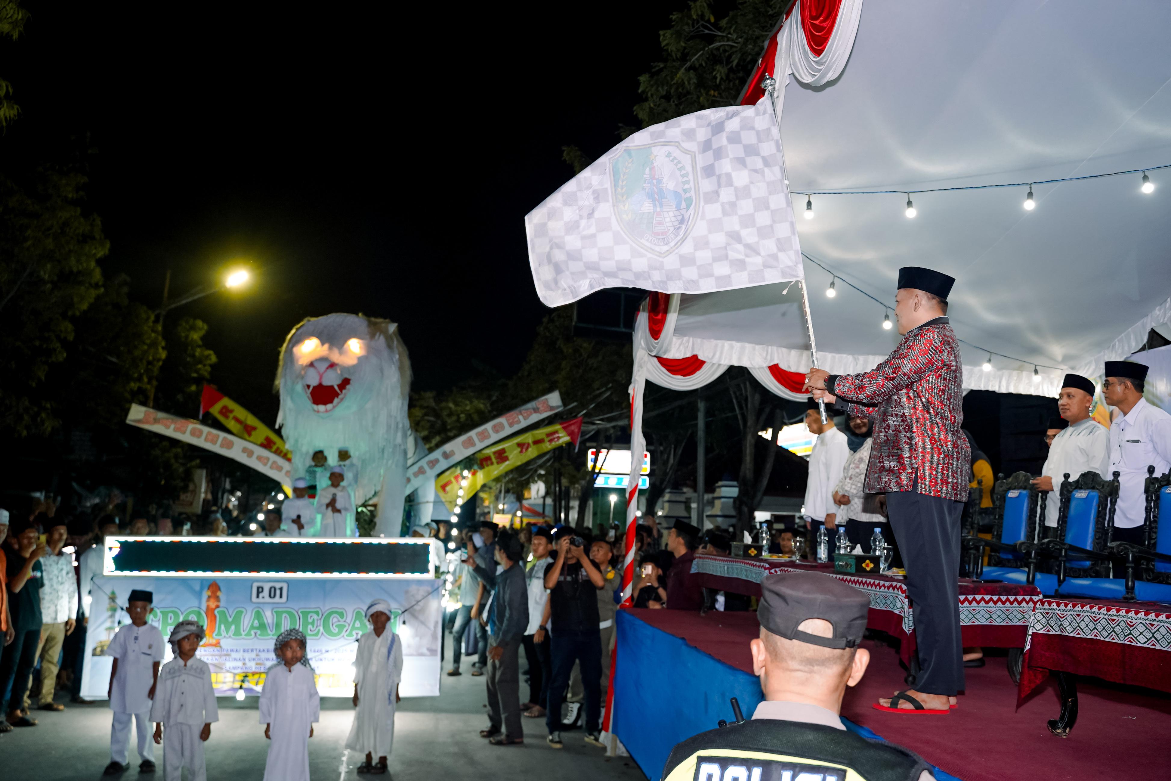 GEBER: Bupati Sampang Slamet Junaidi melepas peserta pawai takbir keliling di jalan Trunojoyo, Kota Sampang, Minggu (30/3) malam.
