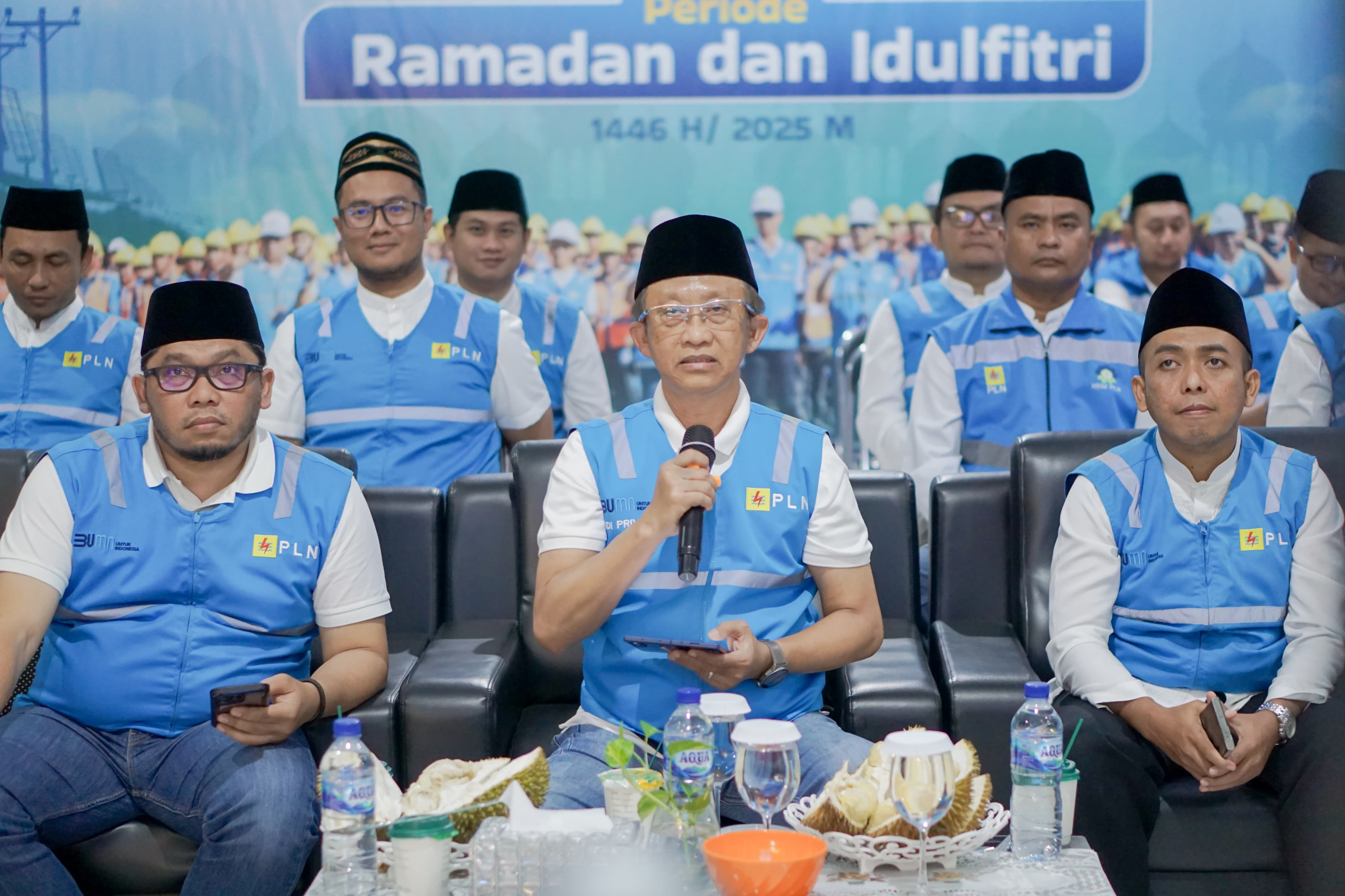 Tengah : Direktur Distribusi PT. PLN (Persero) saat melakukan Check Point Keandalan Distribusi di Kantor UP3 Madura