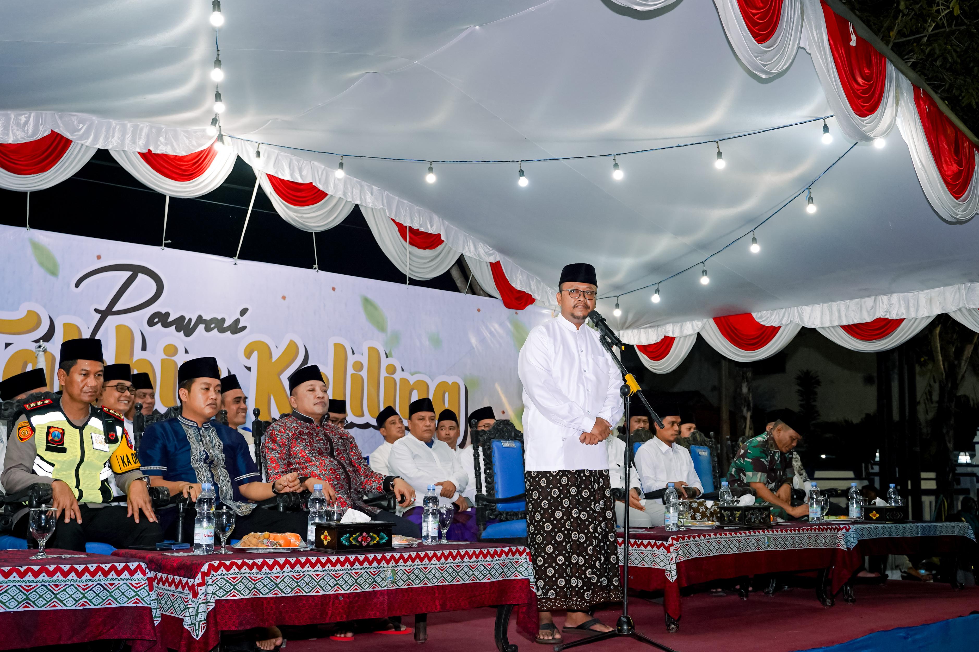BERKARISMA: Wakil Bupati Sampang Ahmad Mahfudz (berdiri) menyampaikan sambutan sebelum keberangkatan pawai takbir keliling di jalan Trunojoyo, Kota Sampang, Minggu (30/3) malam.