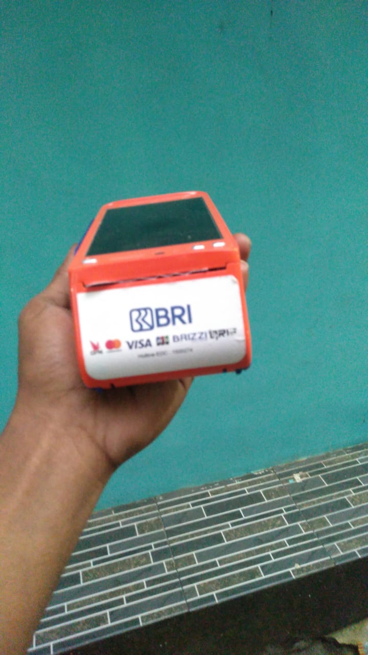 PENUHI KEBUTUHAN MASYARAKAT: Mesin EDC BRILink yang digunakan untuk memproses transaksi masyarakat. (ABDUL MUIN UNTUK JPRM)