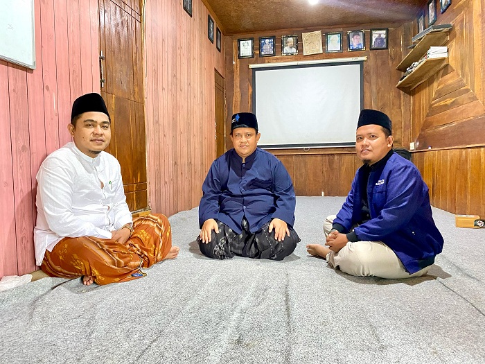 RAMAH: Pengasuh Ponpes Dubaja Ibos Pamekasan&nbsp;Kiai Abdus Salam (tengah), menerima kunjungan Ketua DPRD Pamekasan Ali Masykur dan Kepala JPRM Biro Pamekasan Moh. Subhan di kediamannya, Sabtu (8/3).
