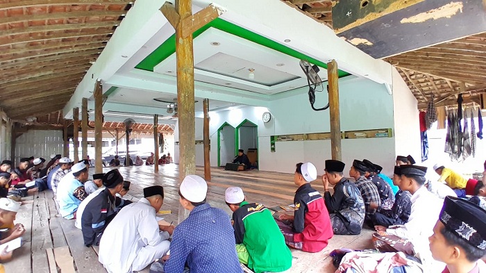 LAUTAN ILMU: Pengasuh Ponpes Dubaja Ibos Pamekasan Kiai Abdus Salam melangsungkan kajian kitab bersama para santrinya, Sabtu (8/3). (M. KHOLIL RAMLI/JPRM)
