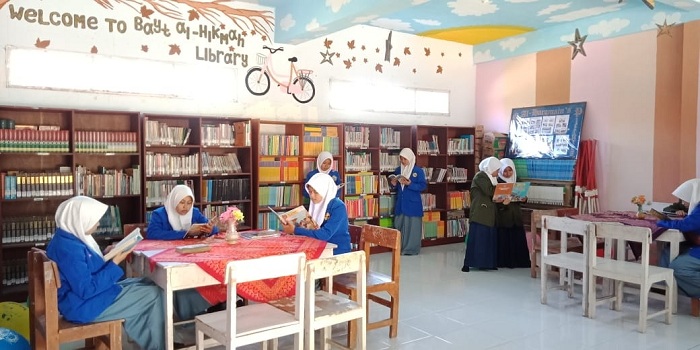 LITERASI: Santri sibuk membaca di perpustakaan Ponpes Al-Haramain Duwa&rsquo; Pote, Sampang. (PONPES Al-HARAMAIN DUWA&rsquo; POTE UNTUK JPRM)