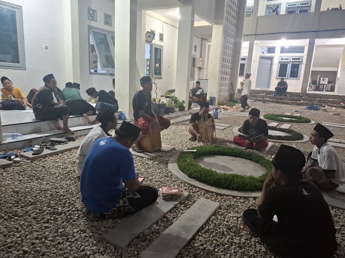 LITERAT: Anggota Sanggar Andalas ketika melakukan kajian dan baca puisi bersama di Pondok Pesantren Annuqayah Daerah Lubangsa, pada Jumat malam, 18 Oktober 2024. (MOH. LATIF/JPRM)
