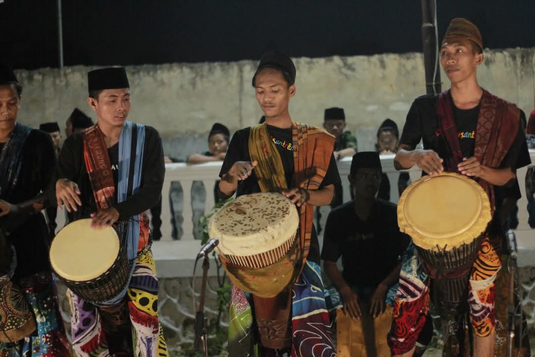 SEMANGAT: Anggota Sanggar Andalas menggelar konser musik jimbe di area Pondok Pesantren Annuqayah Lubangsa, Agustus 2023. (SANGGAR ANDALAS UNTUK JPRM)
