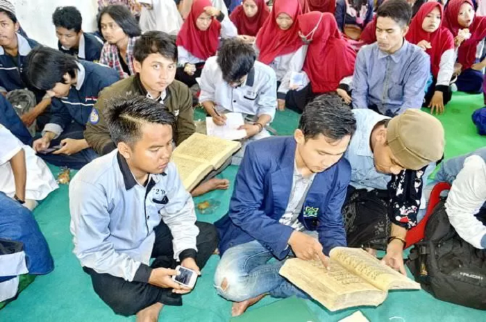 BELAJAR: Mahasiswa IAIN Jember mengkaji manuskrip Padepokan Raden Umro, 21 April 2019. (DOKUMEN JPRM)