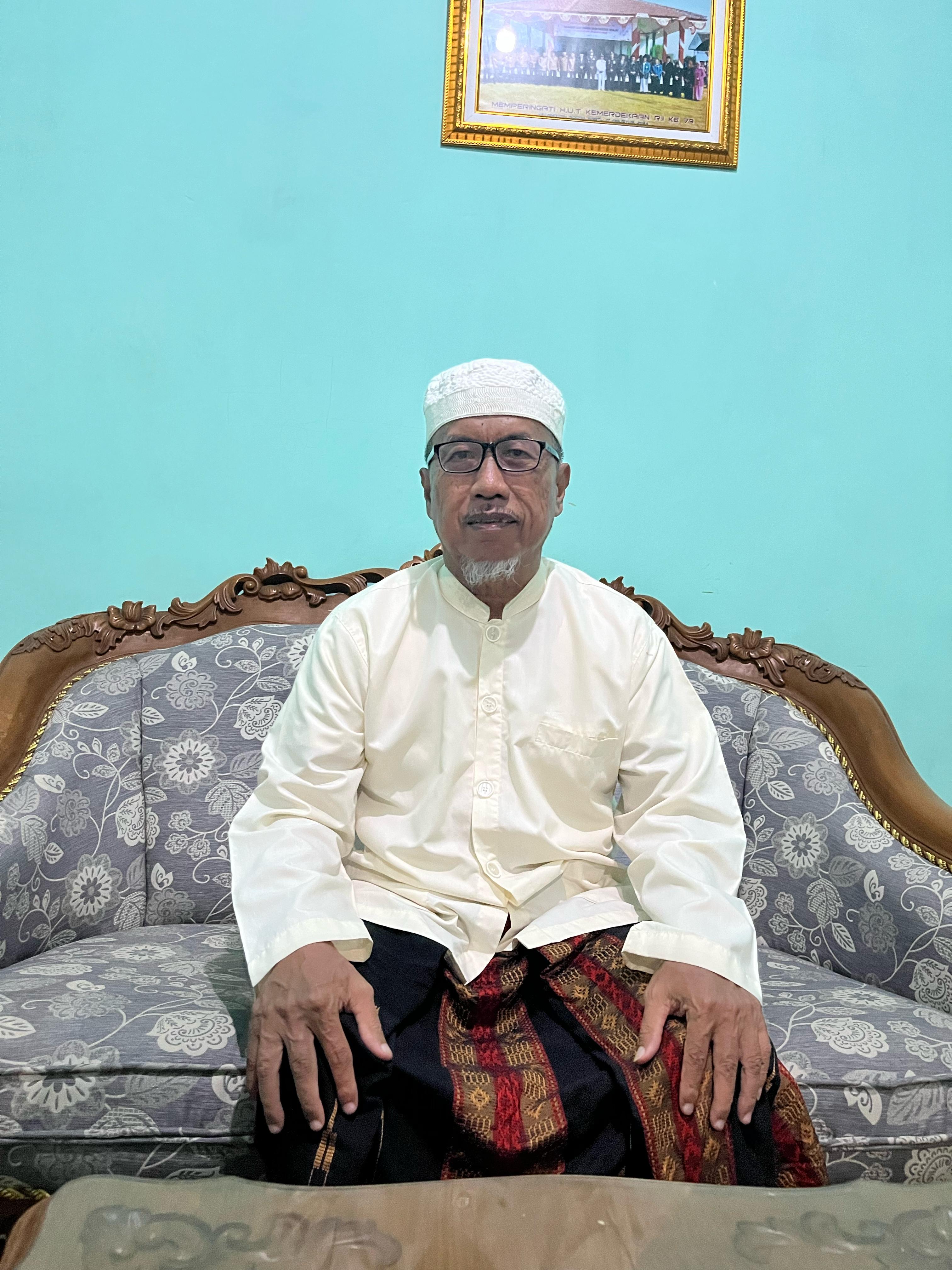 BERWIBAWA: Drs KH Muhammad Mansur saat ditemui di kediamannya di Jalan Raya Pedeng, Socah, Bangkalan, Minggu (9/3). (ZEINAL ABIDIN/JPRM)