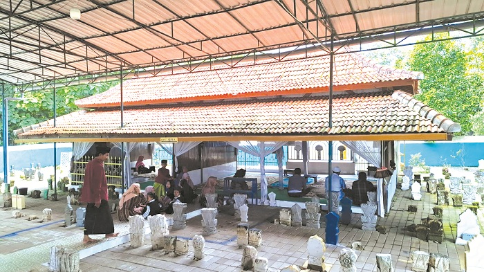 TENANG: Suasana Makam Sunan Cendana di Desa Ketetang, Kecamatan Kwanyar, Bangkalan, Jumat (28/3). (IMAMUDIN/JPRM)