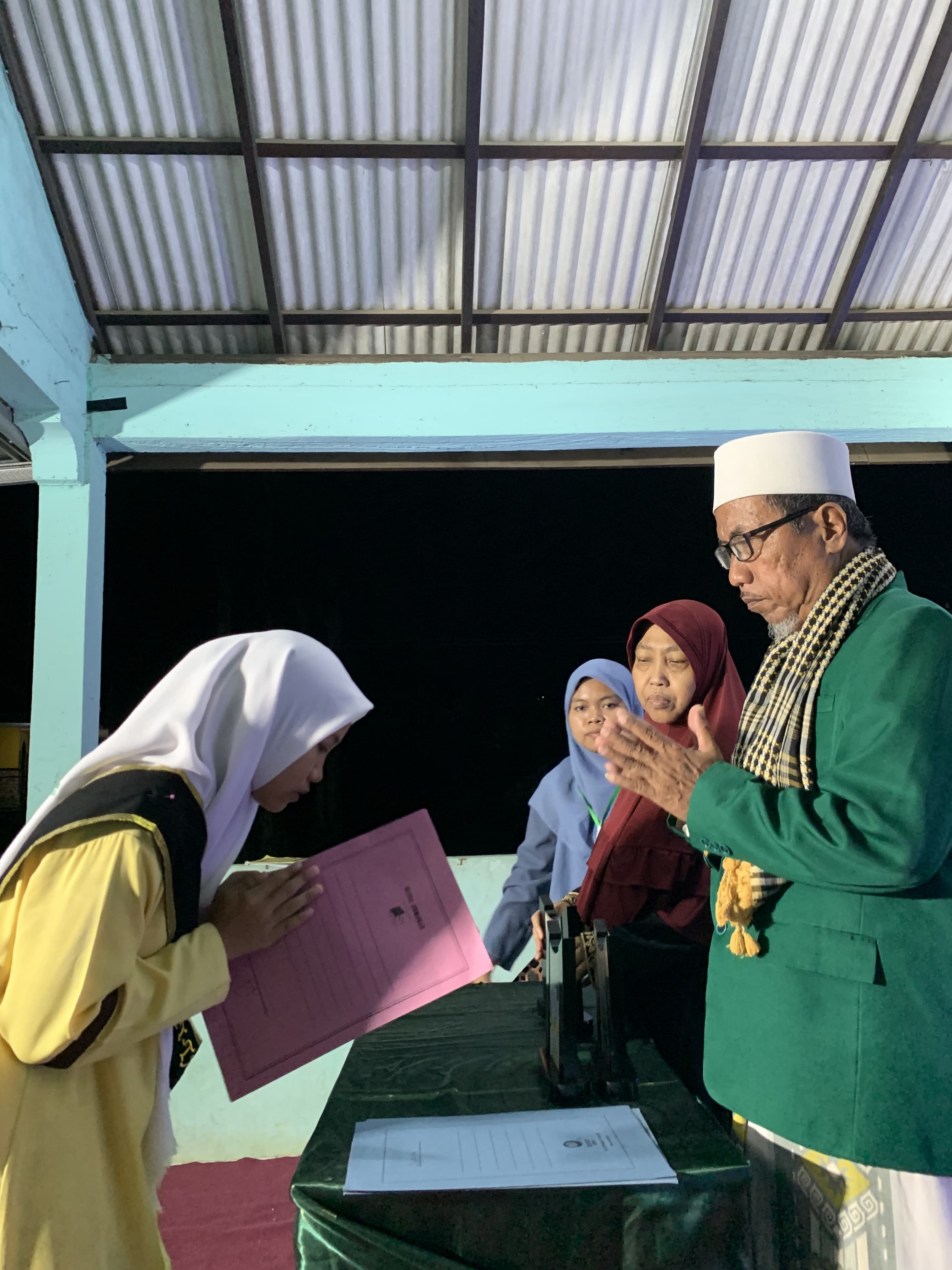 PURNA BELAJAR: Pengasuh Ponpes At-Ta&rsquo;awun Sabilush Sholihin, Pedeng, Socah, Bangkalan, KH Muhammad Mansur mengukuhkan siswa kelas akhir. (PONPES AT-TA&rsquo;AWUN UNTUK JPRM)
