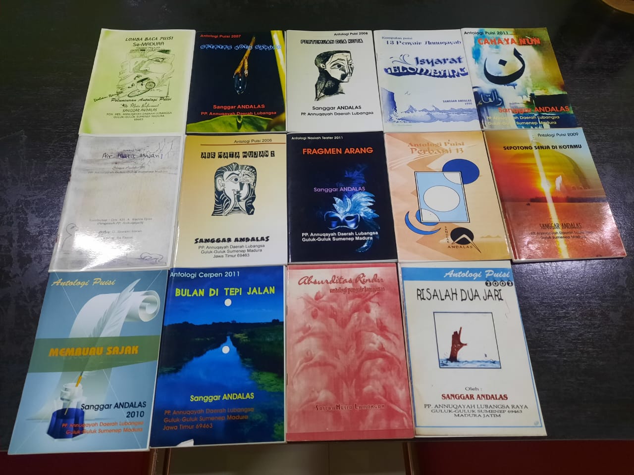 PRODUKTIF: Buku terbitan Sanggar Andalas untuk penghargaan sastra dalam Gebyar 28 Tahun 2011. (YULITIN SUNGKOWATI UNTUK JPRM)