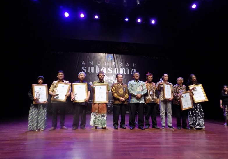 APRESIASI: Perwakilan Sanggar Saksi Pondok Pesantren Annuqayah (empat dari kiri) berfoto bersama para penerima Anugerah Sutasoma lainnya di Gedung Kesenian Cak Durasim Surabaya pada 2019. (YULITIN)