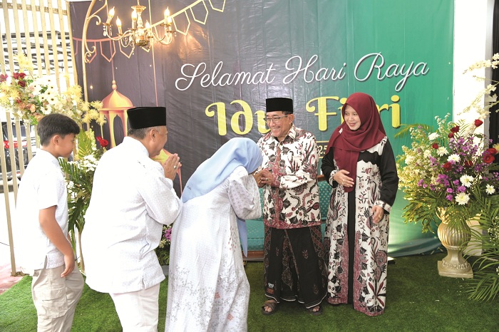 BERHATI MULIA: Wabup Sumenep Imam Hasyim bersama istrinya, Jamilah Sirajd, bersalaman dengan masyarakat saat open house di rumah dinasnya di Desa Kolor, Kecamatan Kota, Selasa (1/4).