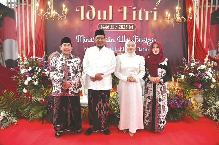 BERSINERGI: Wabup Imam Hasyim&nbsp;beserta istri, Jamilah Sirajd, bersilaturahmi ke kediaman Bupati Sumenep Achmad Fauzi Wongsojudo pada acara open house di Desa Torbang, Kecamatan Batuan, Selasa (1/4).