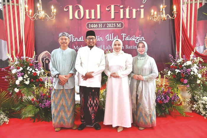 OPEN HOUSE: Bupati Sumenep Achmad Fauzi Wongsojudo didampingi istrinya, Nia Kurnia Fauzi, berfoto bersama Sekkab Edy Rasiyadi beserta istri di Desa Torbang, Kecamatan Batuan, Selasa (1/4).