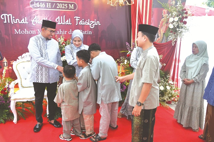 RAMAH: Bupati Sumenep Achmad Fauzi Wongsojudo didampingi istri, Nia Kurnia Fauzi, saat menerima tamu di acara open house di Desa Torbang, Kecamatan Batuan, Rabu (2/4).&nbsp;(PROKOPIM SUMENEP UNTUK JPRM)
