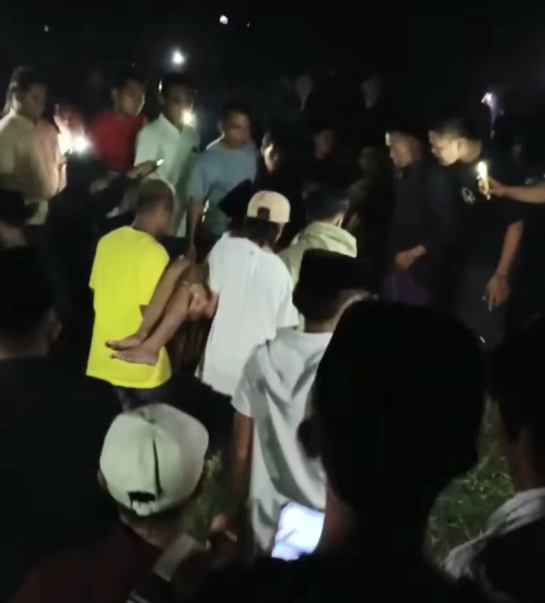 MEMAKAN KORBAN: Warga menggotong korban dari lokasi pesta kembang api di Desa Pangorayan, Kecamatan Proppo. Senin (31/3) malam. (TANGKAP LAYAR)