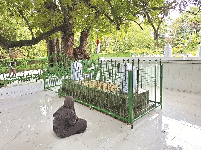 KHUSYUK: Peziarah nyekar ke Asta Yusuf bin Ali bin Abdullah Al Hasani di Desa/Kecamatan Talango, Sumenep, Jumat (28/3). (MOH. IQBAL/JPRM)