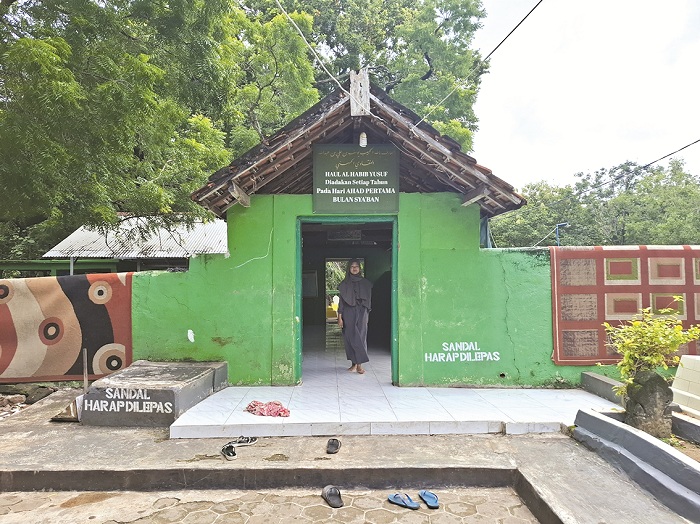KERAMAT: Peziarah saat keluar dari Asta Yusuf bin Ali bin Abdullah Al Hasani di Desa/Kecamatan Talango, Sumenep, Jumat (28/3).&nbsp;(MOH. IQBAL/JPRM)