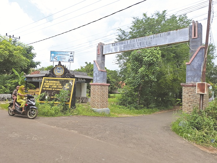 KOKOH: Gapura wisata religi Asta Yusuf bin Ali bin Abdullah Al Hasani di Desa/Kecamatan Talango, Sumenep, Jumat (28/3).&nbsp;(MOH. IQBAL/JPRM)