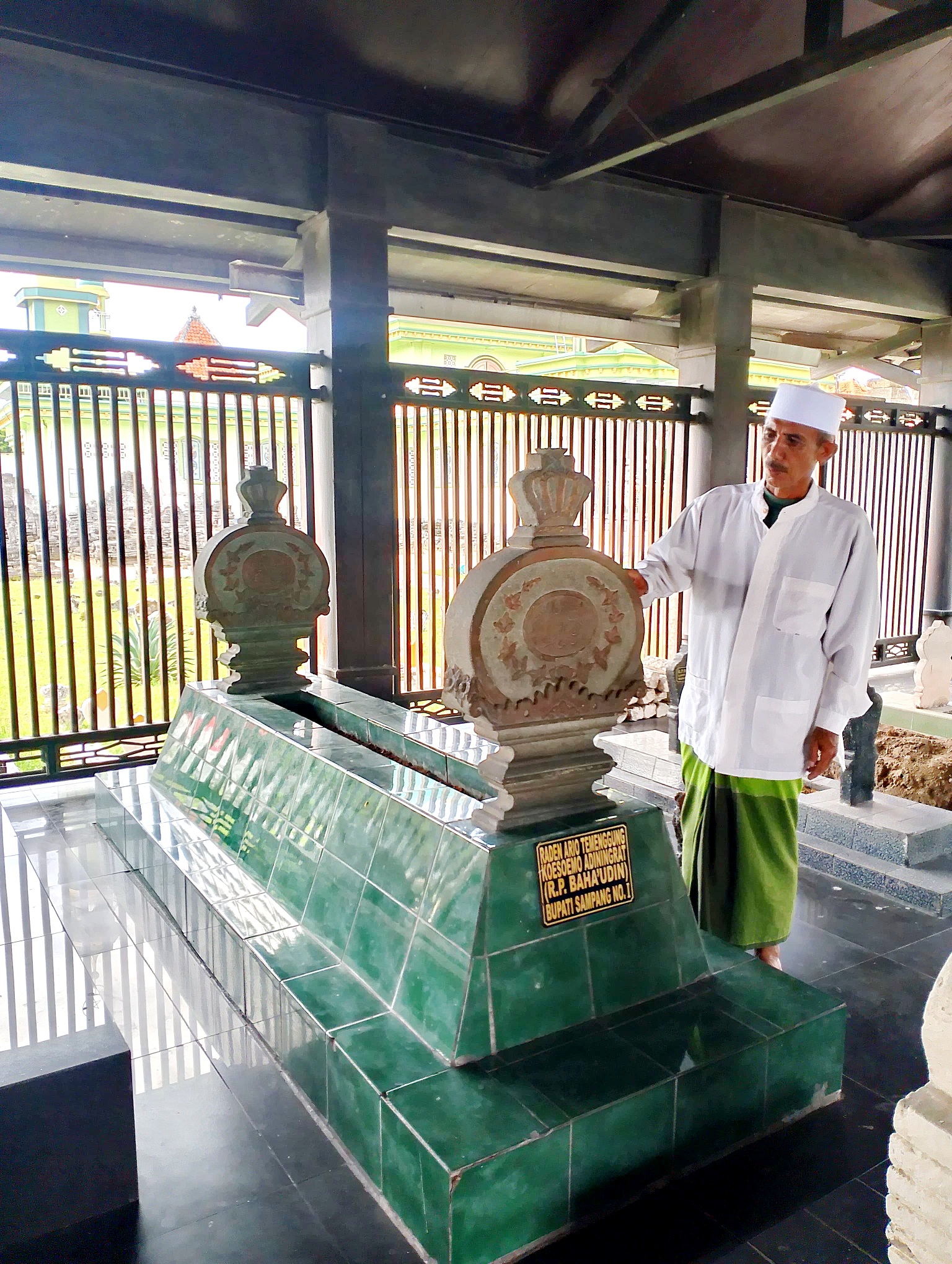 BERSEJARAH: Abdul Mufti melihat makam Bupati pertama Sampang Tumenggung Koesoemo Adiningrat, Jumat (28/3). (UBAIDILLAHIR RA&rsquo;IE/JPRM)