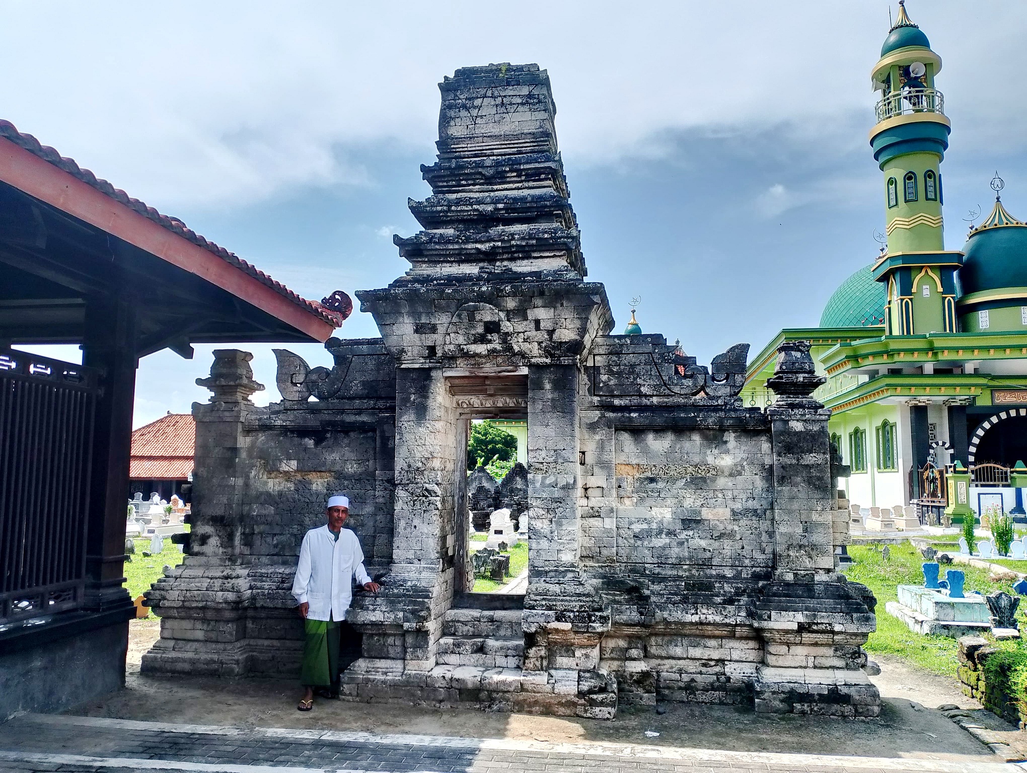 KOKOH: Abdul Mufti berada di pintu Kerajaan Madegan di kompleks pemakaman Rato Ebu, Madegan, Sampang, Jumat (28/3). (UBAIDILLAHIR RA&rsquo;IE/JPRM)