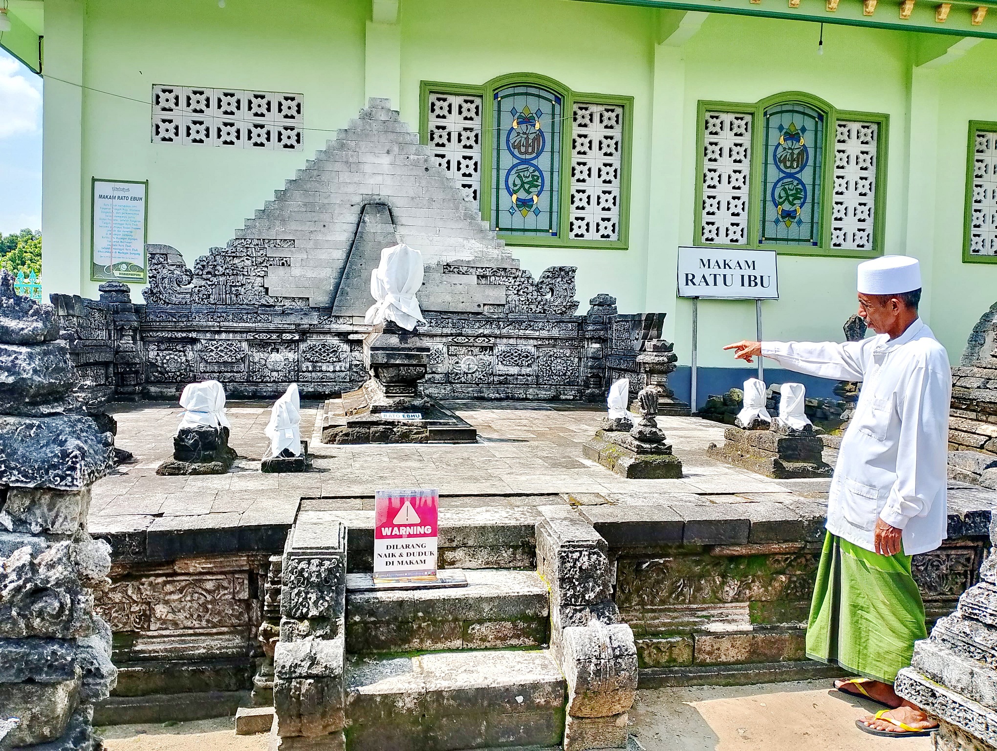 KLASIK: Abdul Mufti berada di Makam Rato Ebu, Jumat (28/3). (UBAIDILLAHIR RA&rsquo;IE/JPRM)