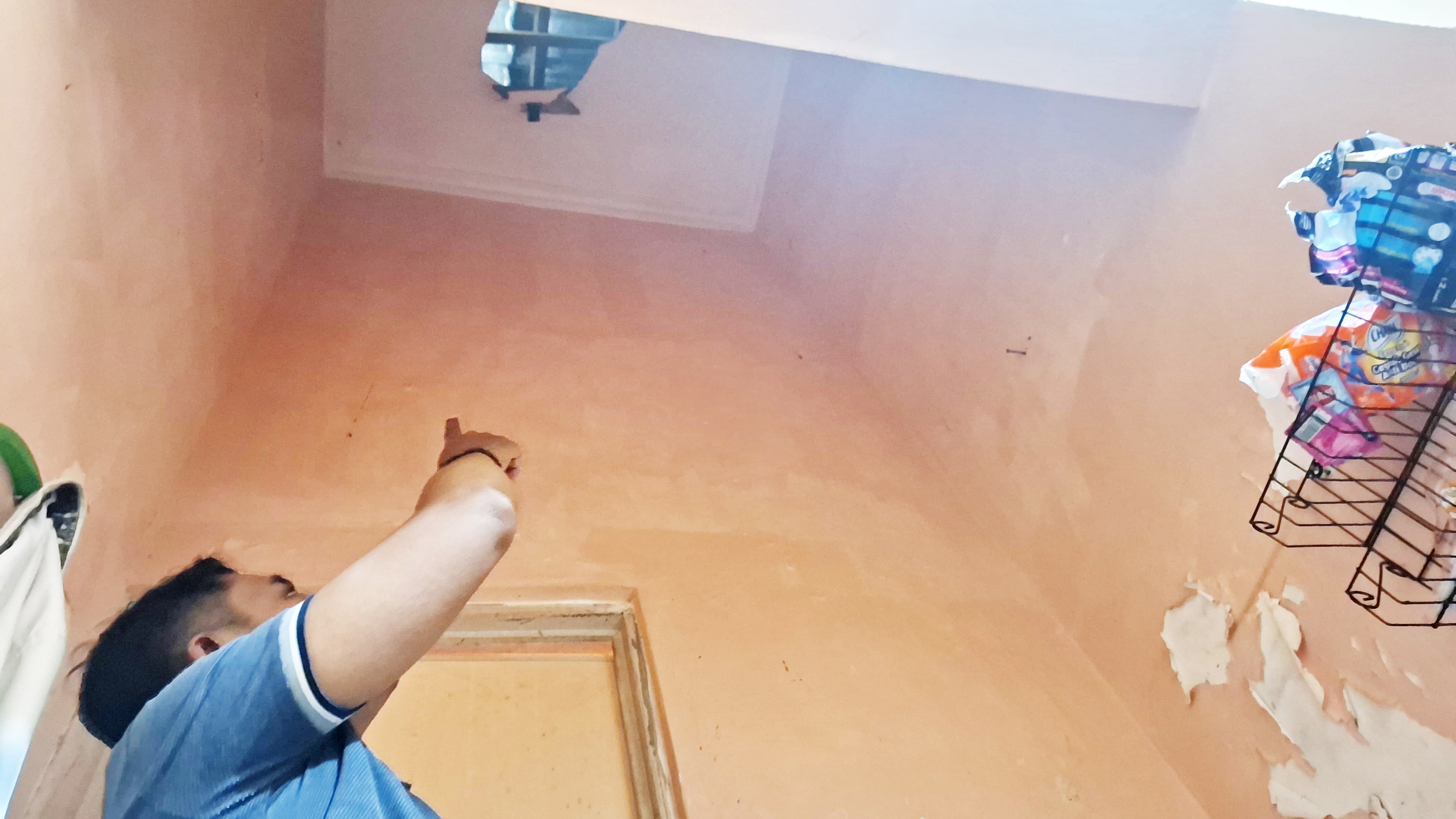 DIBOBOL MALING: Anwar Handoko menunjukkan atap yang rusak dibobol maling di Perumahan Handoko Nilam Permai, Kelurahan Mlajah, Kecamatan Kota Bangkalan, Jumat (4/4). (IMAMUDIN/JPRM)