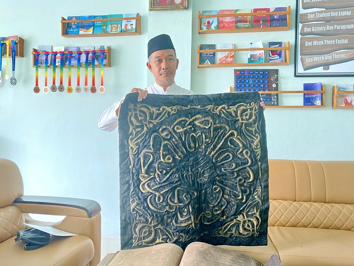 AYU LATIFAH/JPRM BERHARGA: Achmad Muhlis menunjukkan kiswah yang dikoleksi di IBS PKMKK, Kamis (20/3).