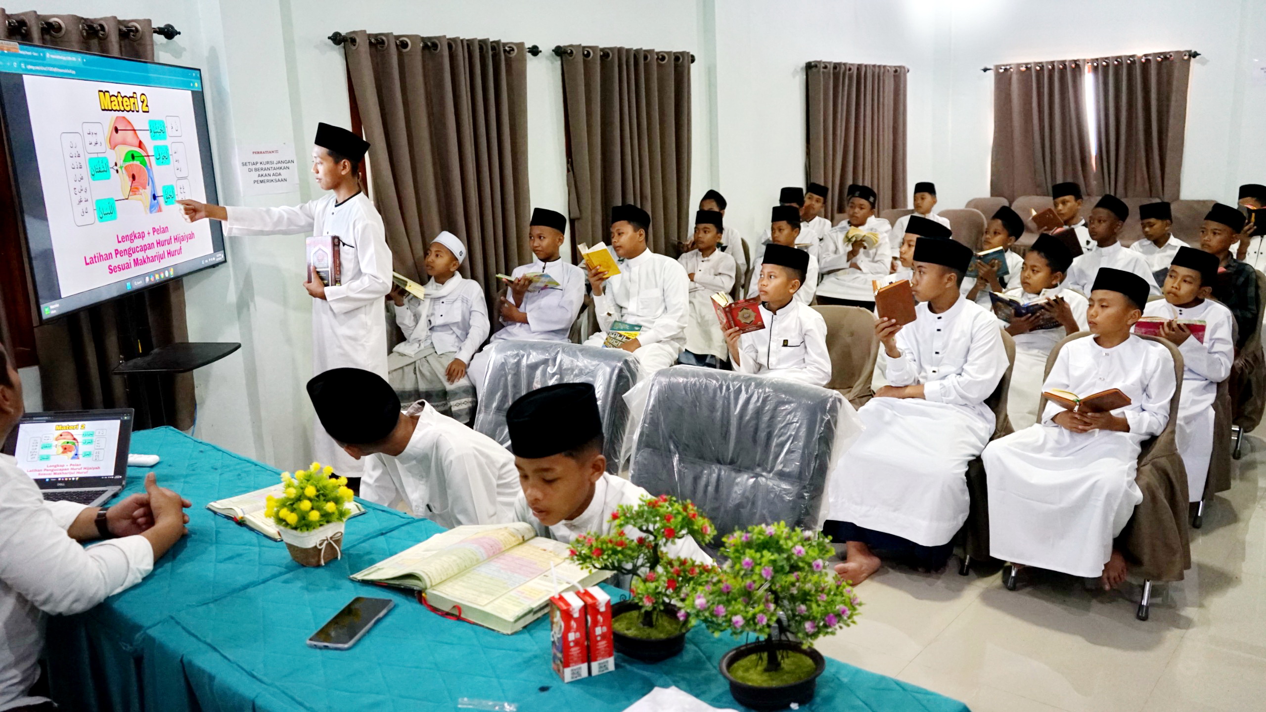 PAPARAN: Santri presentasi materi tajwid menggunakan media digitalisasi di kelas IBS PKMKK beberapa waktu lalu. (ACHMAD MUHLIS UNTUK JPRM)