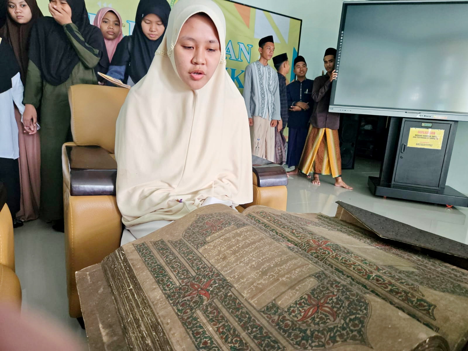 BELAJAR SEJARAH: Santri IBS PKMKK membaca manuskrip beberapa waktu lalu.