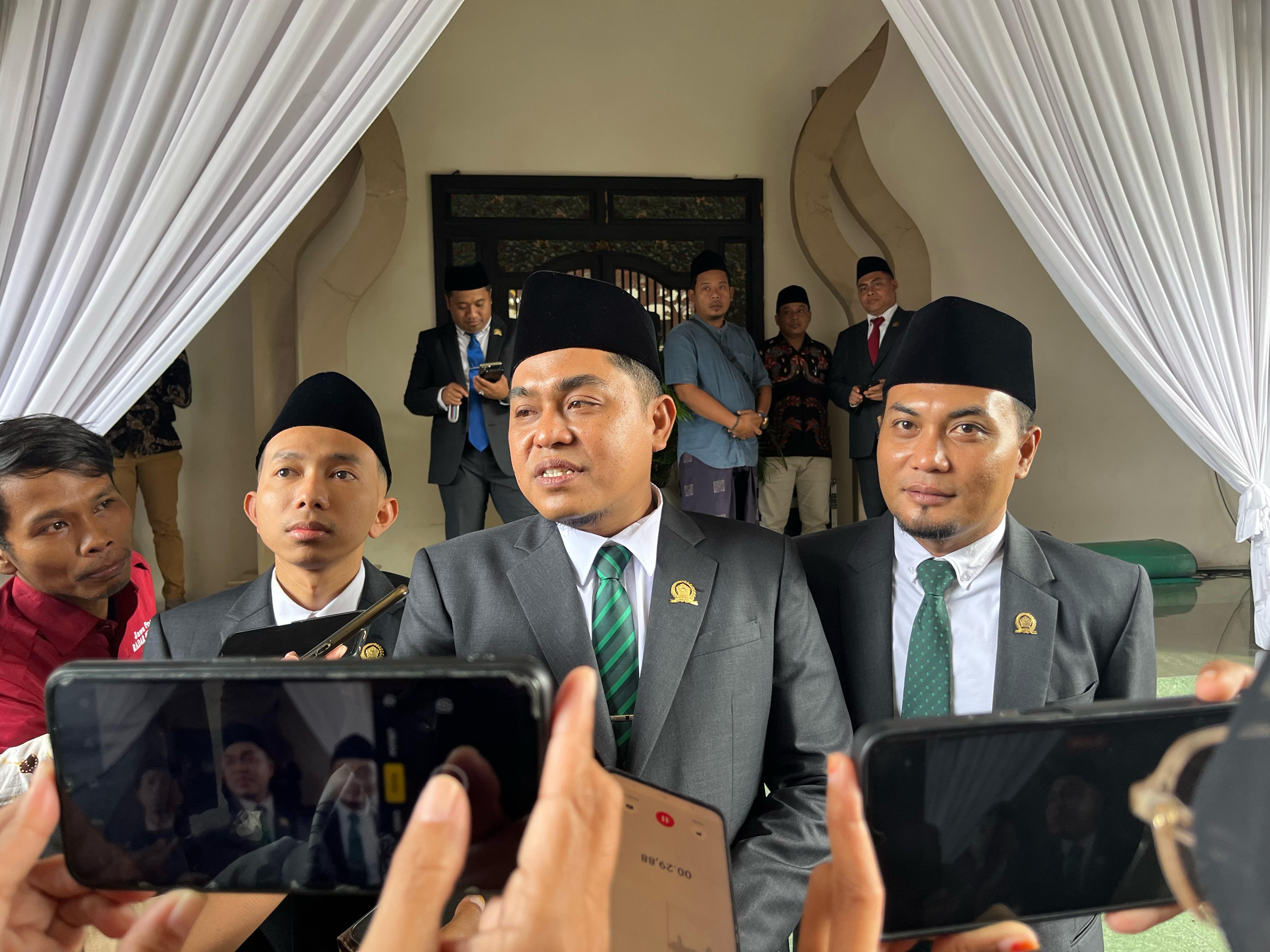 BERI TANGGAPAN: Ketua DPRD Pamekasan Ali Masykur (tengah) didampingi Wakil Ketua Khairul Umam (kanan) dan Moh. Khomarul Wahyudi dalam kegiatan wawancara, Senin (24/3). (MOH. IQBAL AFGANI/JPRM)