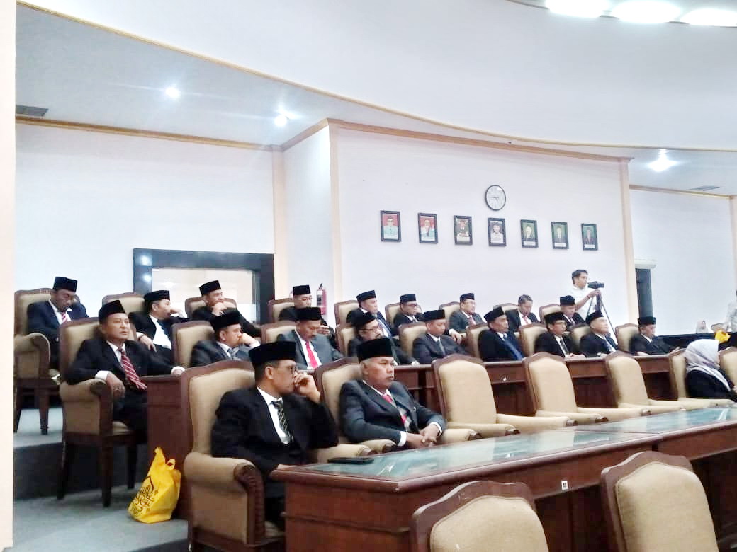 FORMAL: ASN di lingkungan Pemkab Sampang mengikuti kegiatan di kantor DPRD pada Rabu (26/3). (JUNAIDI PONDIYANTO/JPRM)