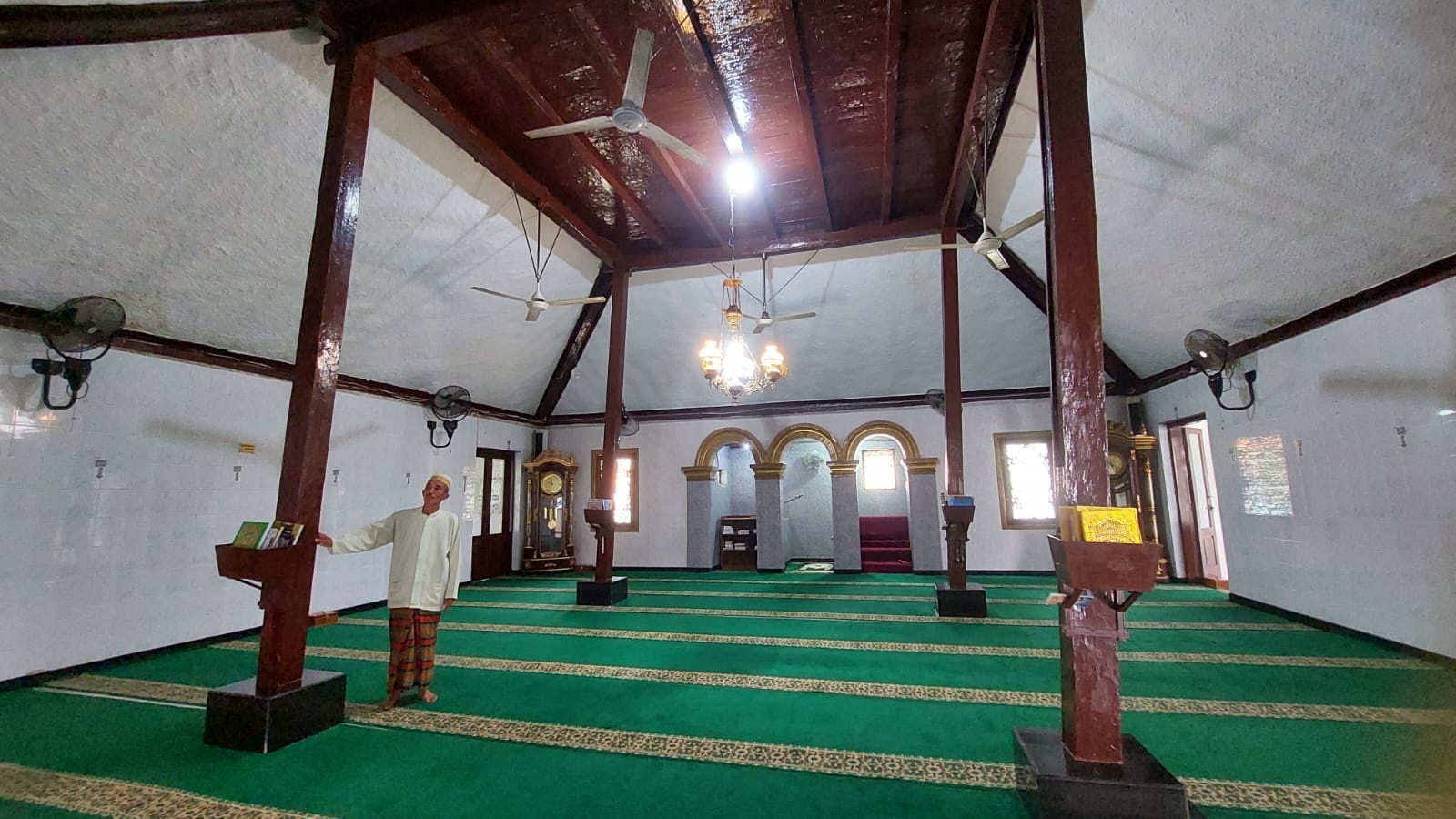 KOKOH: Sekretaris takmir Masjid Madegan Abd. Mufti menunjukkan empat kayu penyangga masjid yang berusia ratusan tahun di dalam masjid, Kelurahan Polagan, Kecamatan Sampang, Jumat (28/3).