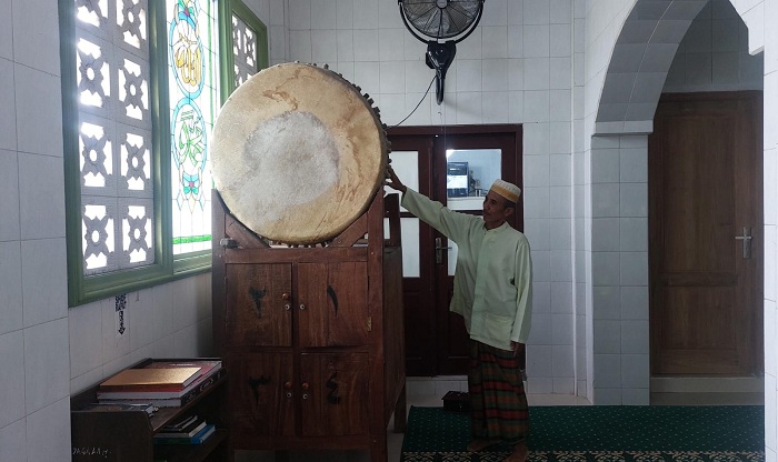 PENINGGALAN: Sekretaris takmir Masjid Madegan Abd. Mufti menunjukkan bedug peninggalan kuno di Masjid Madegan, Kelurahan Polagan, Kecamatan Sampang, Jumat (28/3). (JUNAIDI PONDIYANTO/JPRM)