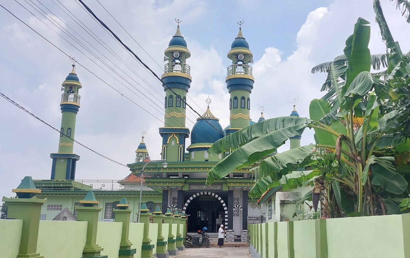 MEGAH: Warga berada di depan Masjid Madegan, Kelurahan Polagan, Kecamatan Sampang, Jumat (28/3). (JUNAIDI PONDIYANTO/JPRM)