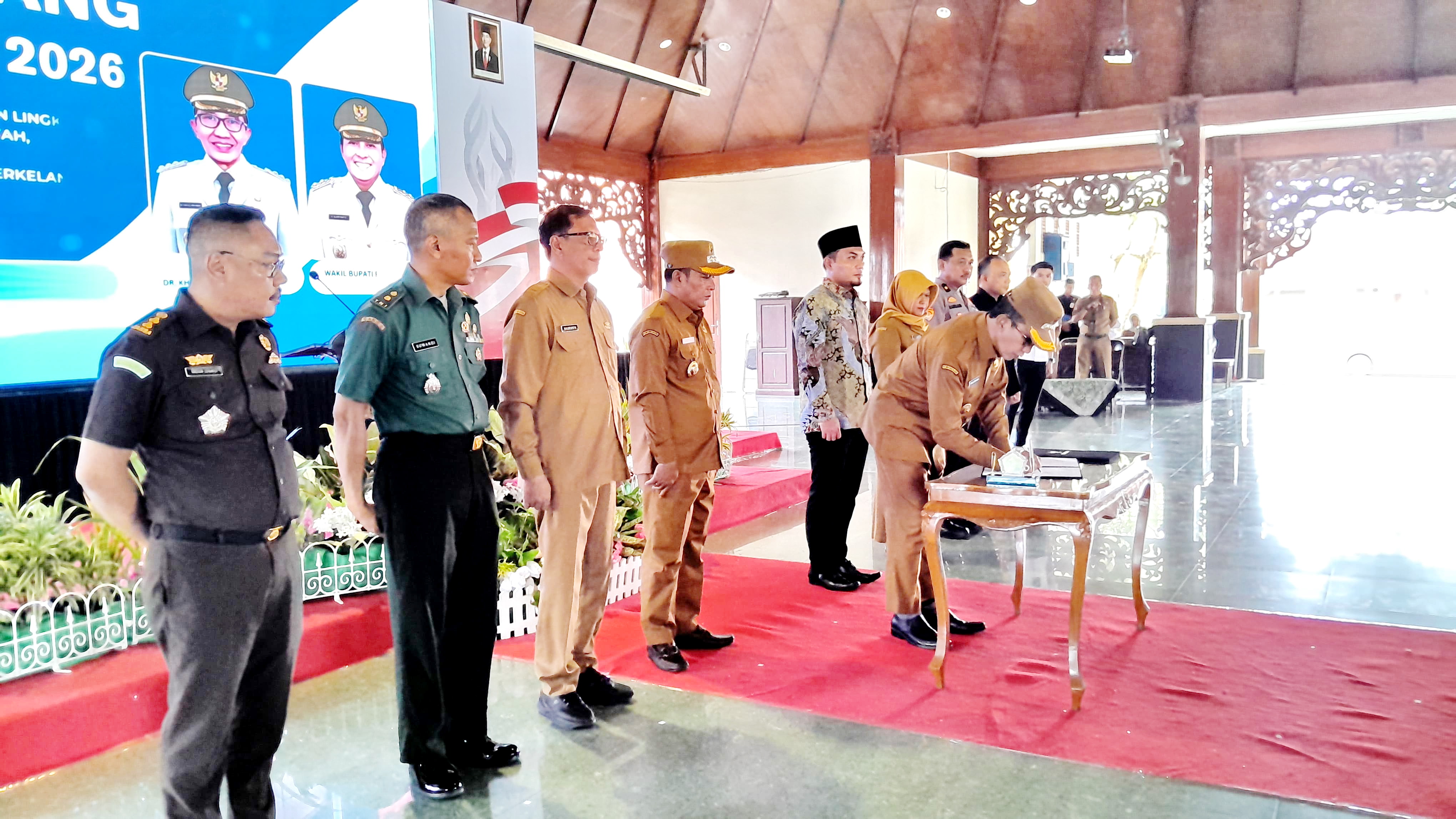 PEMIMPIN: Bupati Pamekasan Kholilurrahman menandatangani nota kesepahaman hasil musrenbang RKPD 2026 di Pendopo Agung Ronggosukowati, Selasa (25/3). (KHOLIL RAMLI/JPRM)