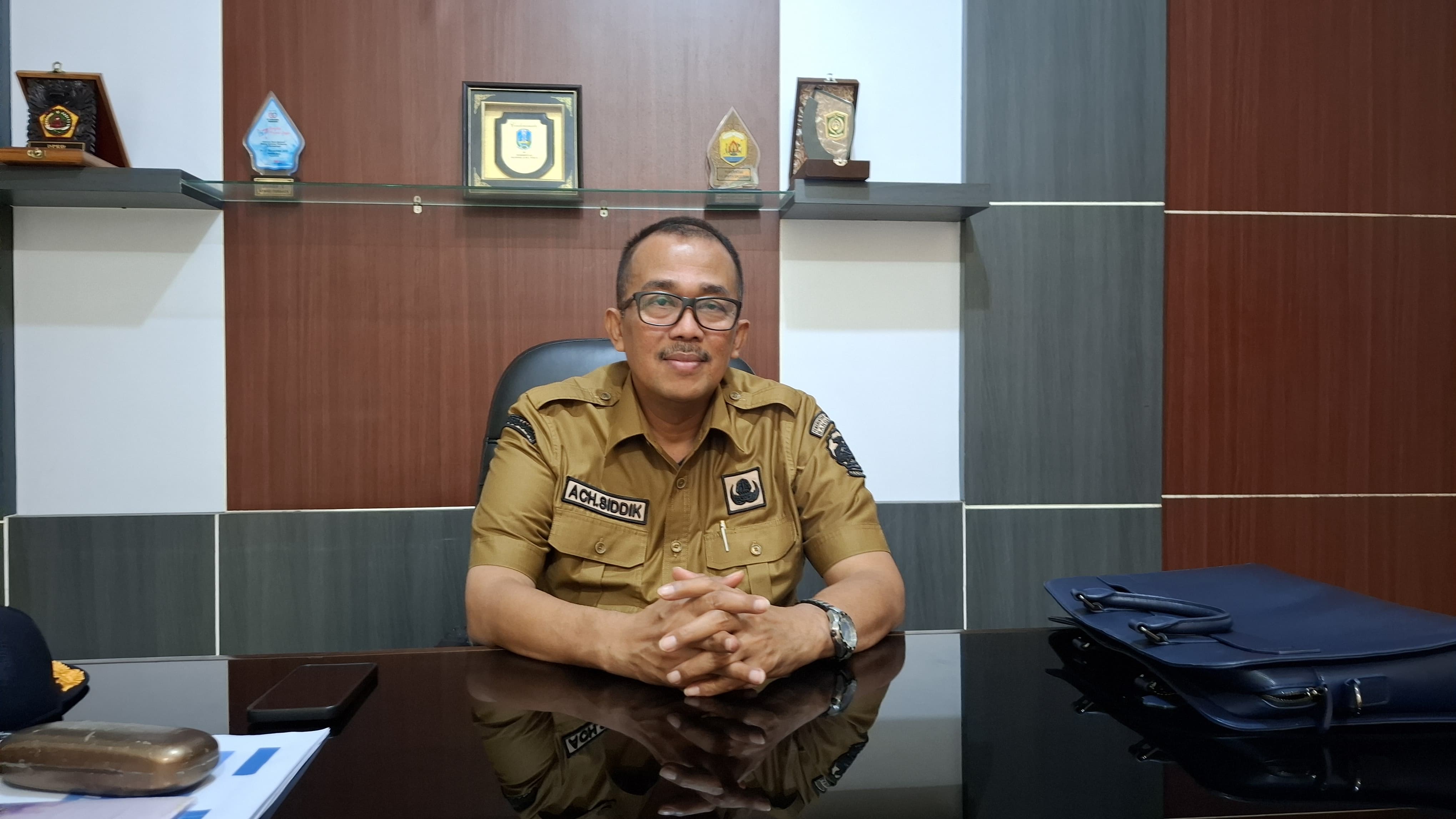 MEMBERI KETERANGAN: Plt Kepala Diskop Umdag Bangkalan Achmad Siddik saat ditemui di ruang kerjanya, Senin (24/3). (IMAMUDIN/JPRM)