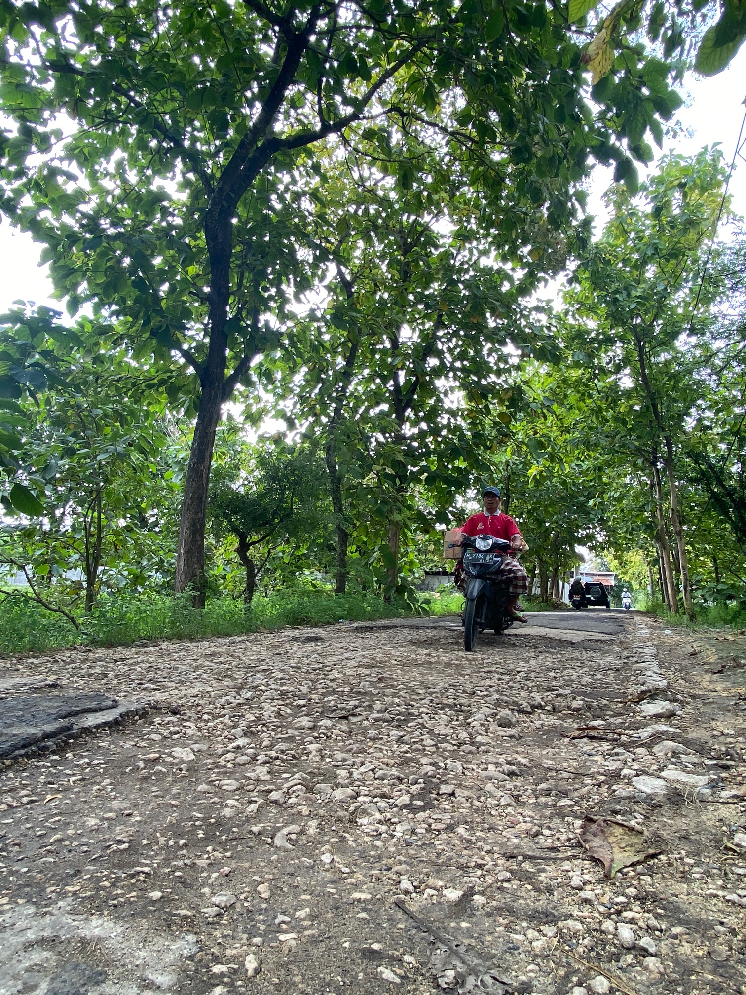 RUSAK: Pengendara motor hati-hati melintas di jalan rusak di Desa Kaduara Barat, Kecamatan Larangan, Pamekasan, Sabtu (5/4). (AYU LATIFAH/JPRM)