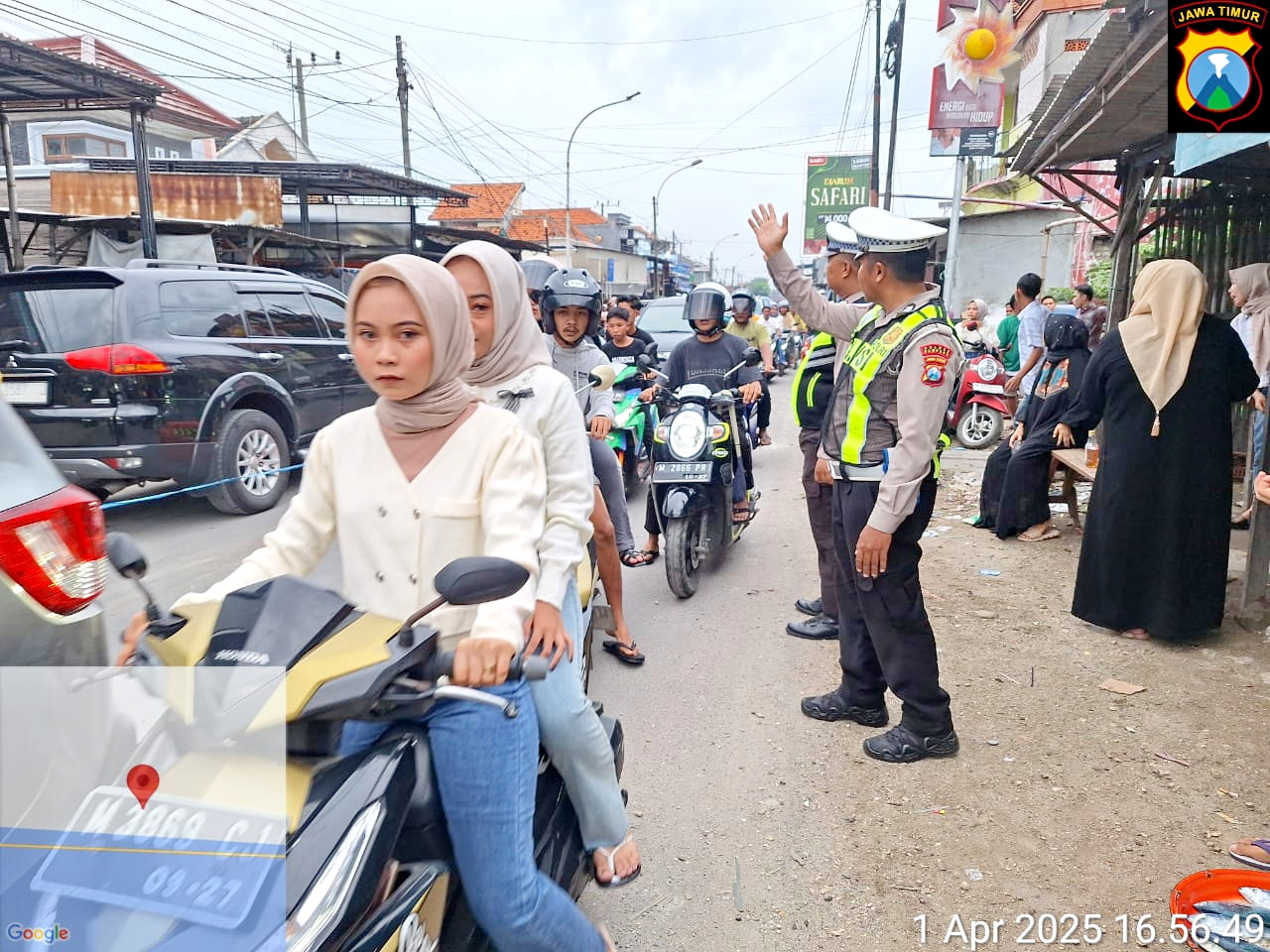 BERTUGAS: Anggota Satlantas Polres Sampang mengatur lalu lintas di jalan raya Desa Tanjung, Kecamatan Camplong, Sampang, Selasa (1/4). (SATLANTAS POLRES SAMPANG UNTUK JPRM)