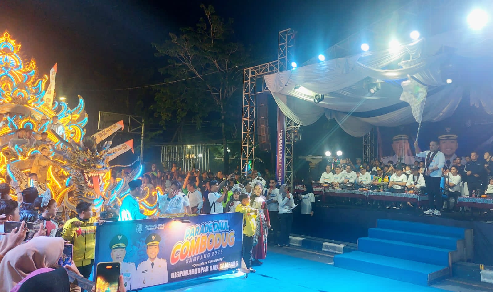 MERIAH: Bupati Sampang Slamet Junaidi (pegang bendera) melepas keberangkatan parade daul combo di depan Alun-alun Trunojoyo, Kota Sampang Sabtu (5/4) malam.