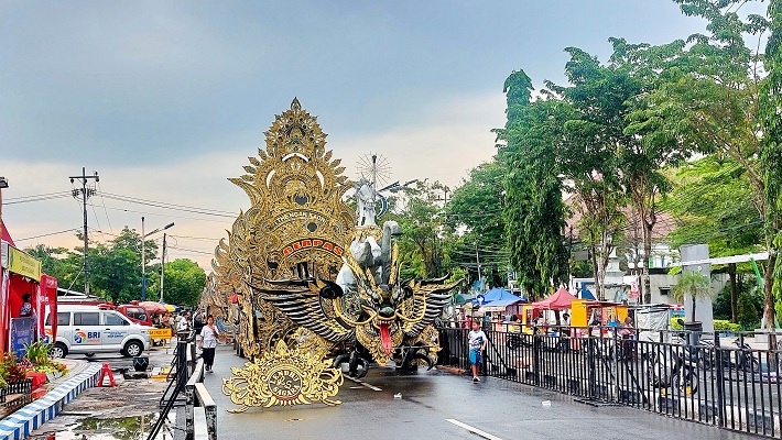 SIAP TAMPIL: Kelompok musik daul tengah mempersiapkan dekorasi di Jalan KH Wahid Hasyim, Kecamatan Sampang, Sabtu (5/4). (JUNAIDI PONDIYANTO/JPRM)