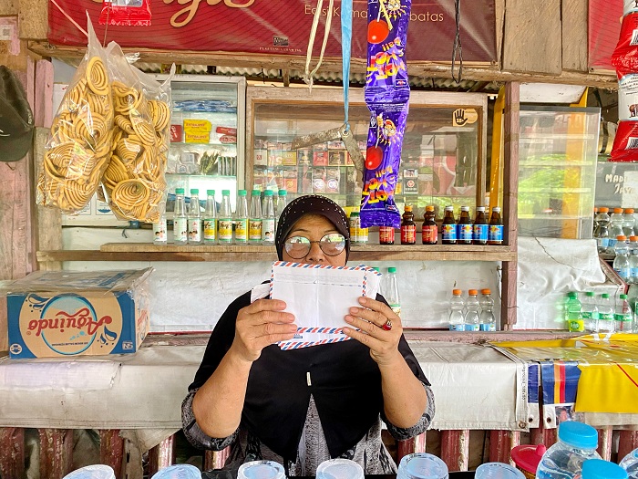 SEDIH: Maryhati, korban penipuan berada di warungnya di Desa&nbsp;Sendang, Kecamatan Pragaan, Sumenep, Sabtu (5/4). (AYU LATIFAH/JPRM)